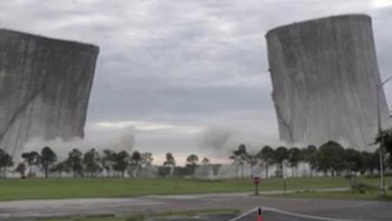 Страховита красота: Две гигантски кули рухнаха за секунди във Флорида (ВИДЕО)
