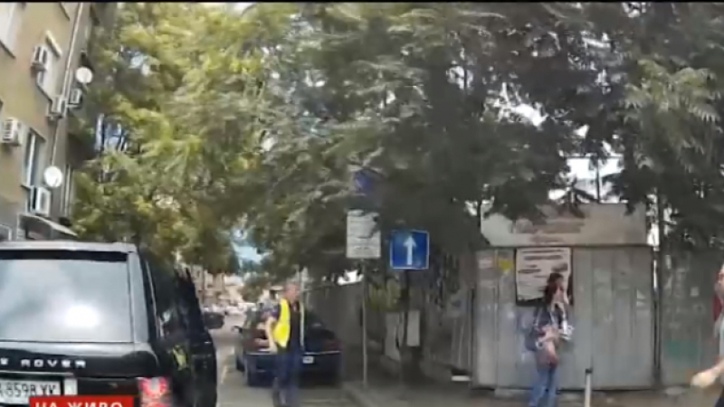 Разбра се какъв кретен е бягащият от полицията в София джигит, който едва не сгази 2 момичета на тротоара (ВИДЕО)