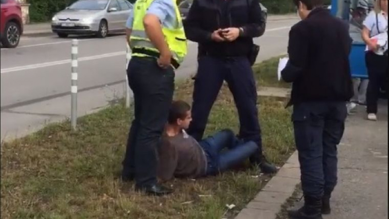 Брутален арест в София! Ченгета свалиха младеж от автобус и го повалиха на земята (ВИДЕО)