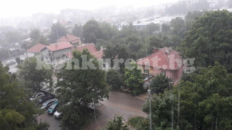 Проливен дъжд удави Враца, край автогарата положението е страшно (СНИМКИ)