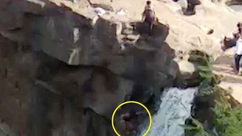 Мъж поиска да се освежи под водопад, но се срина смъртоносно от голяма височина (СНИМКИ/ВИДЕО) 
