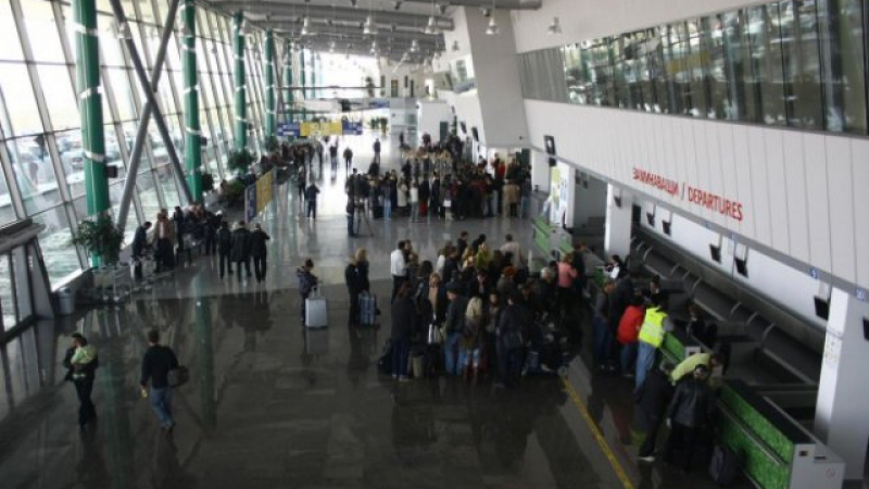 Мълния удари самолет на "Райънеър" на летище Пловдив, 100 пътници в капан