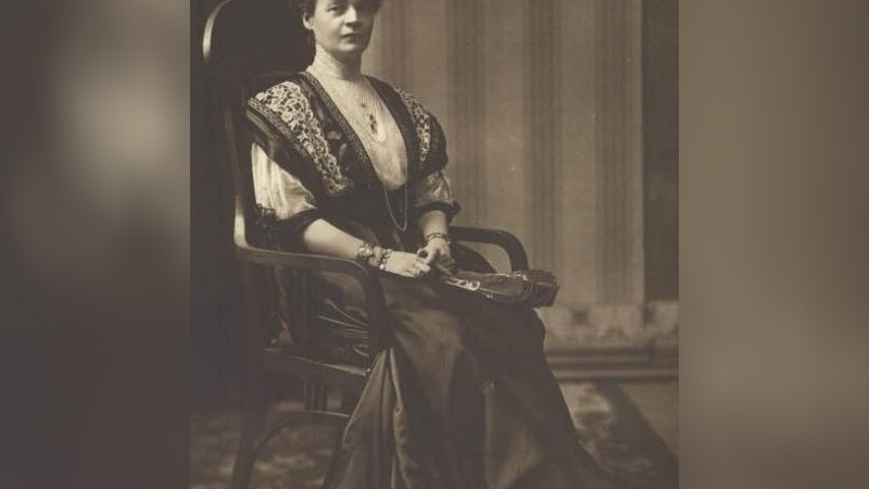 Царица Елеонора Българска помага на засегнатите от земетресението през 1913 г.