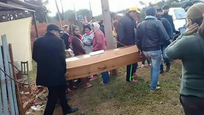 Шок: Млад парагваец се появи на собственото си погребение (СНИМКИ 18+)