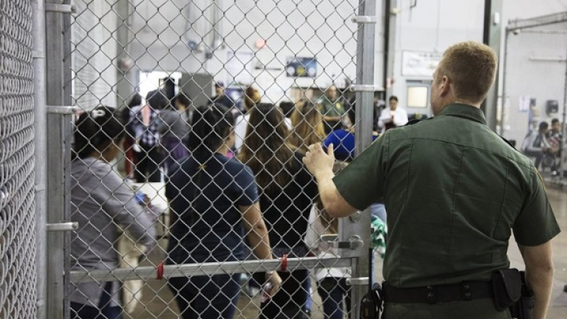 Няма лабаво в САЩ с незаконните мигранти, дори децата им са затворени в клетки (ВИДЕО)