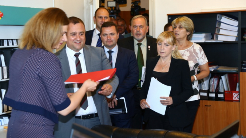 Сензационна версия: Йончева става вътрешен министър, ако вотът на недоверие на БСП срещу "Борисов 3" мине (СНИМКИ)