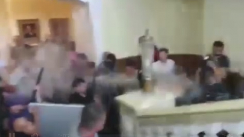 Газ и димни бомби! Голям екшън в градския съвет в Хасков (ВИДЕО)