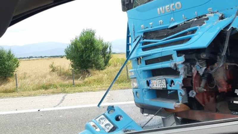 Какво става? Нова тежка катастрофа край Пловдив, два камиона се натресоха един в друг (СНИМКА)