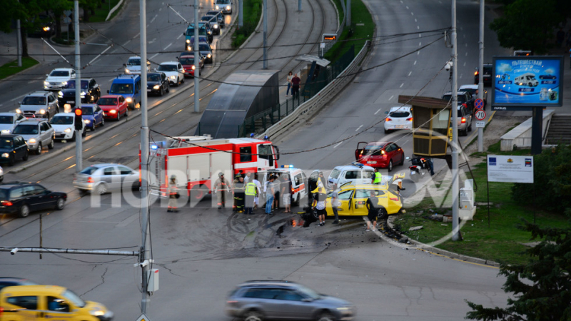 От последните минути: Жестока катастрофа с такси в София, има ранени (СНИМКА)