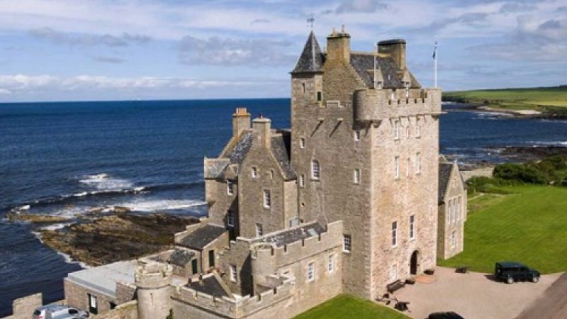 Пуснаха за продан шотландски замък от XV век! В него има 32 спални и собствен бар