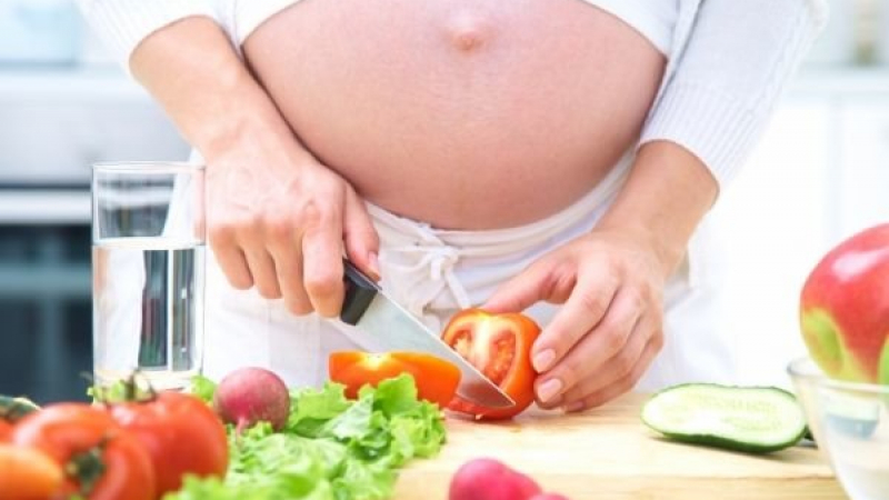 Стана ясно защо бременните променят предпочитанията си към храната