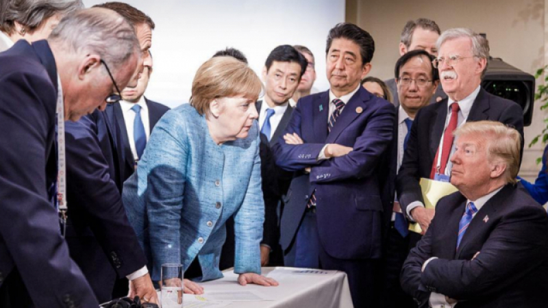 Ексклузивно от Г7: Тръмп подхвърлил бонбони на Меркел и ѝ казал: Да не казваш, че не съм те почерпил (ВИДЕО