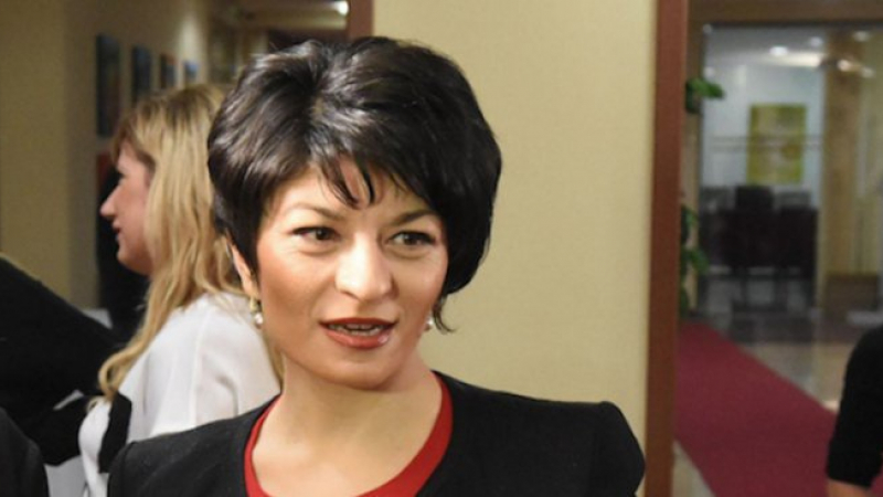 ГЕРБ отговори на БСП за ваканцията, Атанасова обяви скандални факти за Нинова