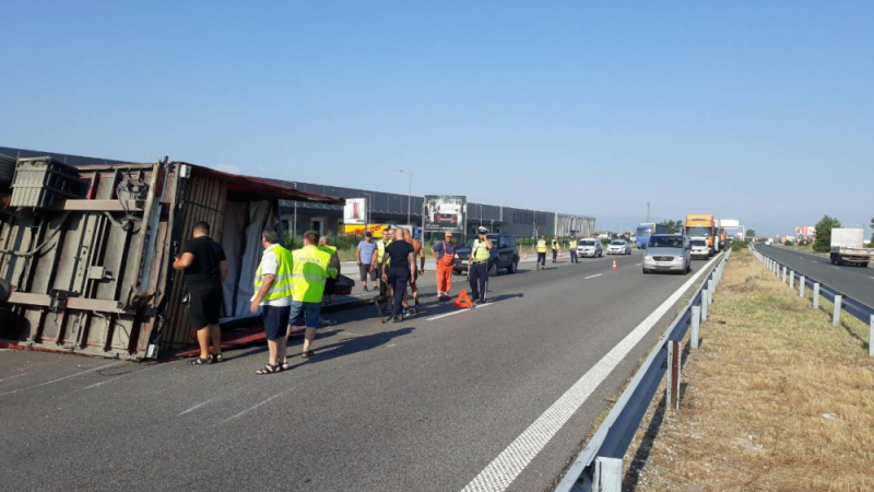 Първа СНИМКА и нови подробности за обърнатия ТИР на магистрала "Тракия"