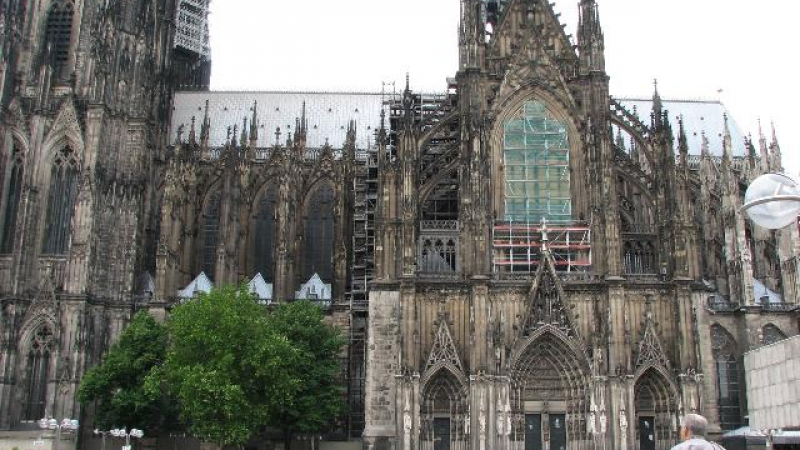 Евакуираха Кьолнската катедрала! Причината е подозрителен мъж от Източна Европа