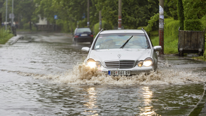 В Белград е страшно, истински потоп! Колите плуват по улиците (ВИДЕО)
