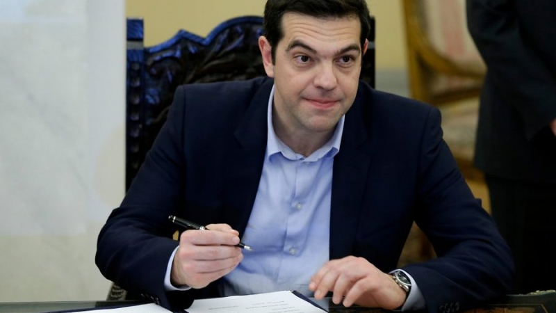 Гръцкият премиер постави вратовръзка, спазвайки облог