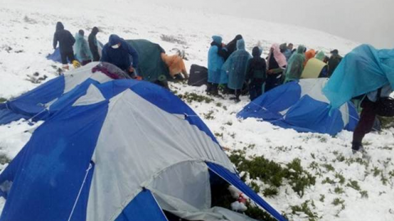 Посред лято: В Украйна евакуираха затрупан от снега детски лагер (СНИМКИ)