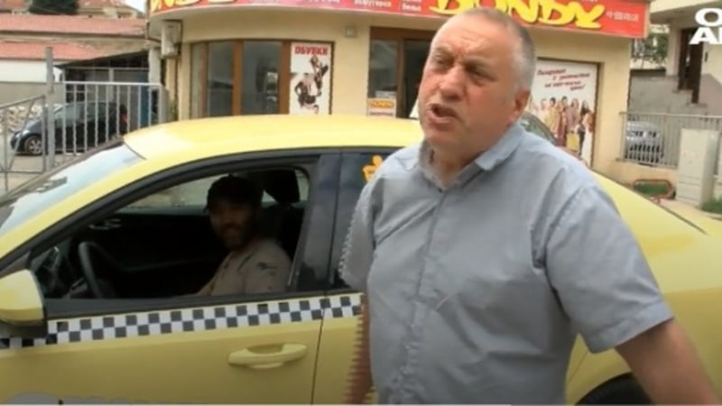 Майко мила! Таксиджия в Бургас отнесе як бой от гаджето на младеж, поискал да се качи в колата с...