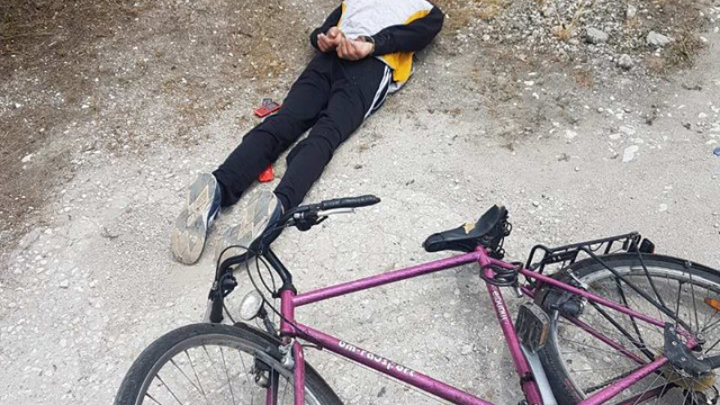 Първо в БЛИЦ! Зрелищна акция на ченгетата в Пазарджик, млад мъж лежи по очи край пътя (СНИМКА)