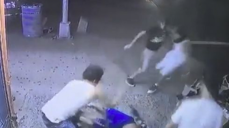 Брутална агресия! Бандити нападнаха с юмруци и ритници младеж на улицата, клаха го с мачете (ВИДЕО 18+)