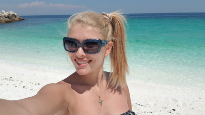Секси изкушението на "Господари на ефира" Ева Веселинова заголи сочни гърди (СНИМКА) 