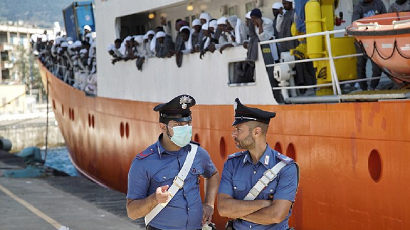 Италианското правителство забрани на спасителите да помагат на корабите с бежанци