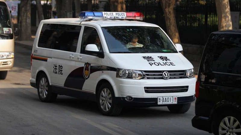 Инцидент в Китай: Мъж се вряза с мотокар в тълпа (ВИДЕО 18+)