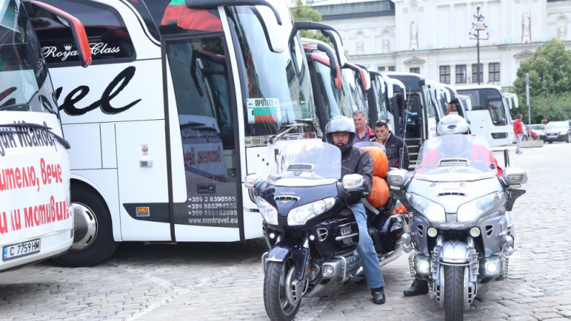 Протестът на автобусните превозвачи започна, Борисов ги покани на среща (СНИМКИ)