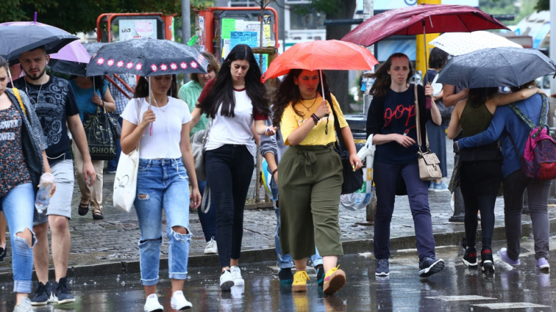 Проливни дъждове и свирепи бури удрят България в петък КАРТА