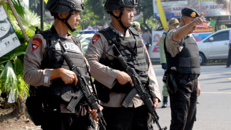 Самолет е обстрелян на летище в Индонезия, има жертви