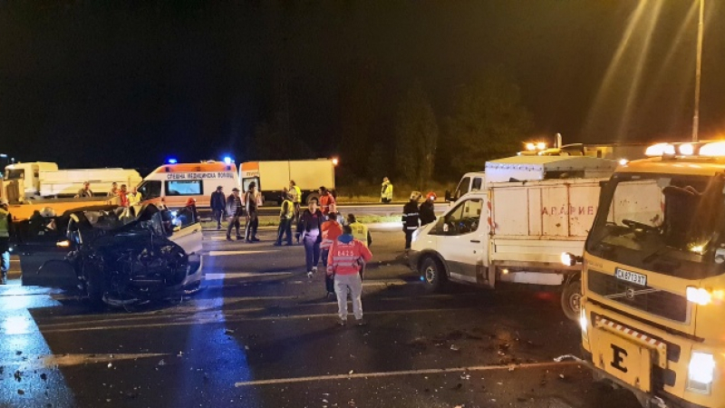 Кошмарна катастрофа край Търново, линейки хвърчат към болницата 