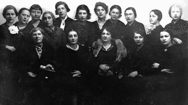 Клубът на жените писателки послушно изпъжда членки с „фашистко минало“