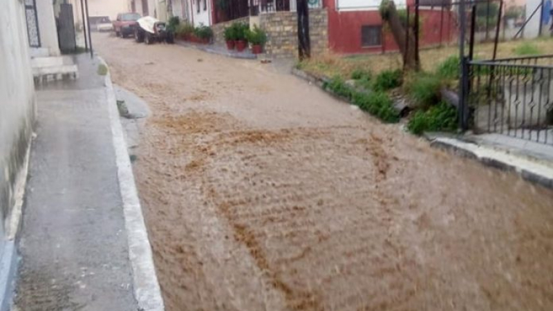 В Гърция е страшно! "Нефели" наводни къщи и села, четирима души са заклещени в коли (СНИМКИ)