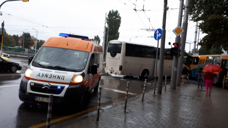 МВР: Жена е пострадала при мелето с тролея в София