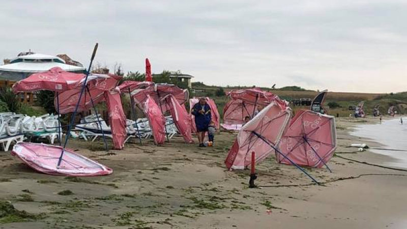 Ужасяваща буря помете плажа в Крайморие! Спасители и медици вардят туристите, решили да сътворят идиотия на фона на апокалипсиса (СНИМКИ)