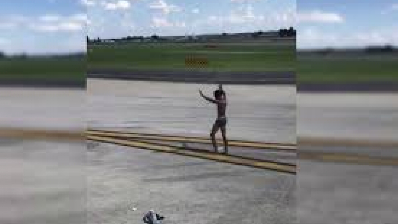 Пътник изскочи от самолет и гол бяга по пистата (ВИДЕО)