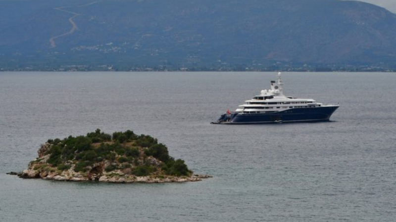 Шейхът на Катар пристигна с луксозната си яхта в Нафплион (СНИМКИ/ВИДЕО)