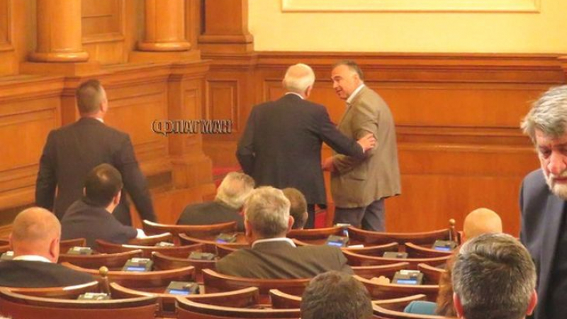 Нов просташки скандал в парламента: Депутати на косъм от ръкопашен бой (СНИМКИ)