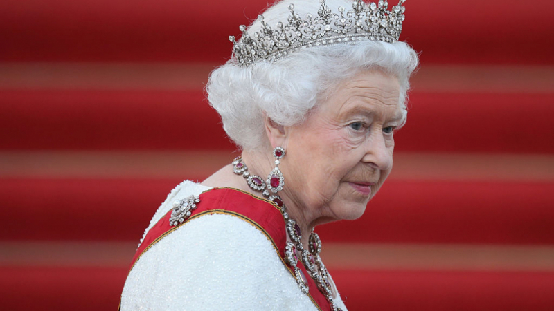 На английската кралица ѝ призля! Оттегли се от важна церемония