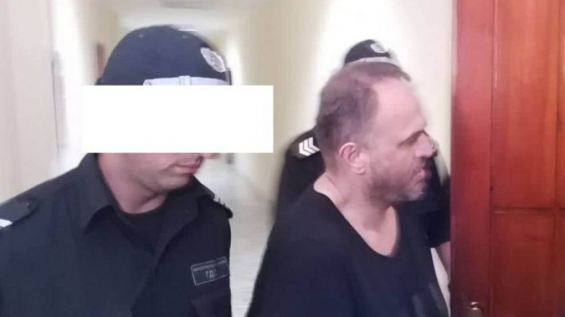 Борислав, който би сестра си зверски до смърт, се тръшна в съда и обвини полицията