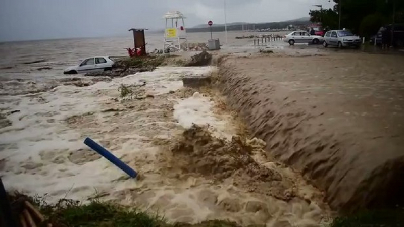 Българите да забравят за Гърция от понеделник, циклон носи страшни наводнения