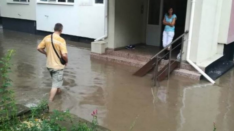 Вижте как поройният дъжд наводни Бургас (СНИМКИ)