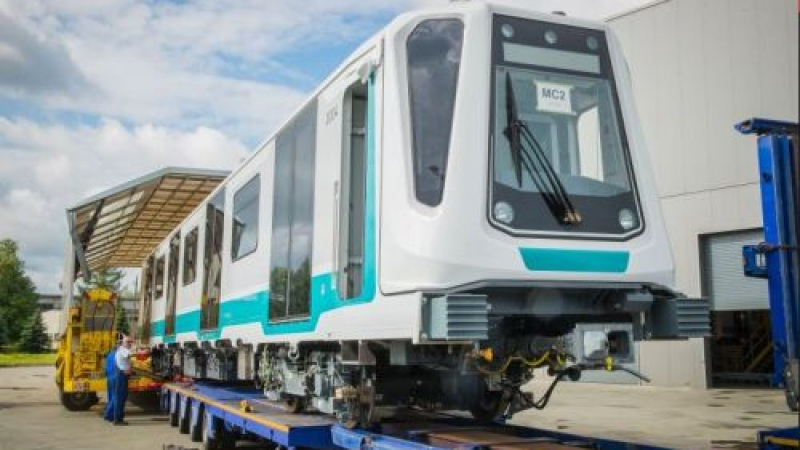 Първият влак за новата линия на метрото поема за София от Полша върху 3 камиона