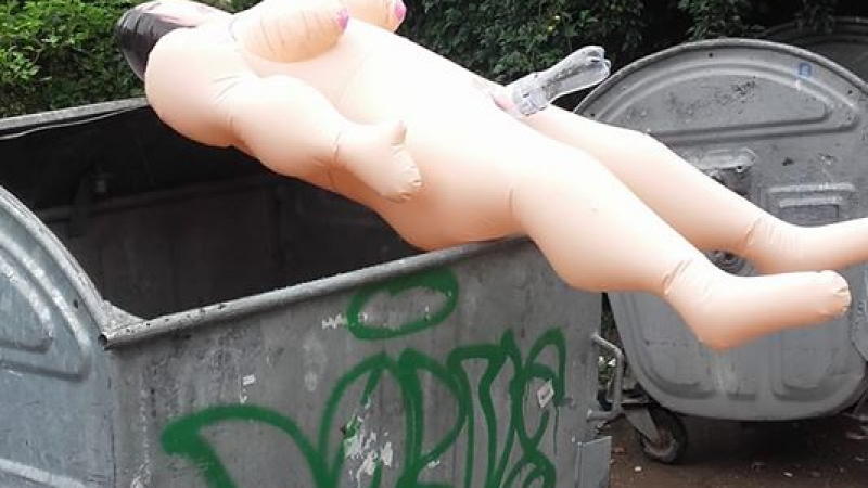 Отвратителна гледка в София! Майка с деца се натъкна на джендър секс кукла насред улица (СНИМКА 18+)