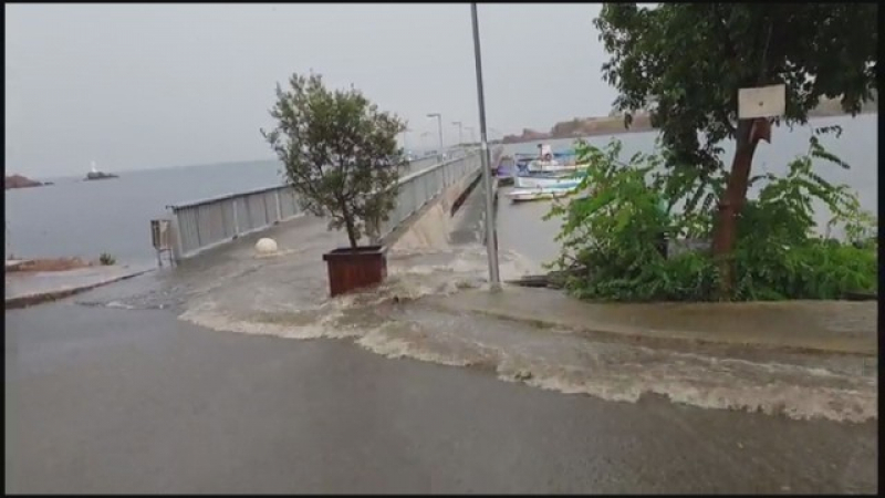 Водата поглъща Ахтопол, главната улица на града вече я няма (СНИМКИ/ВИДЕО)