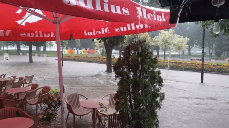 Наводнението в Плевен! Вижте как кафенета и магазини в центъра са под вода (ВИДЕО)