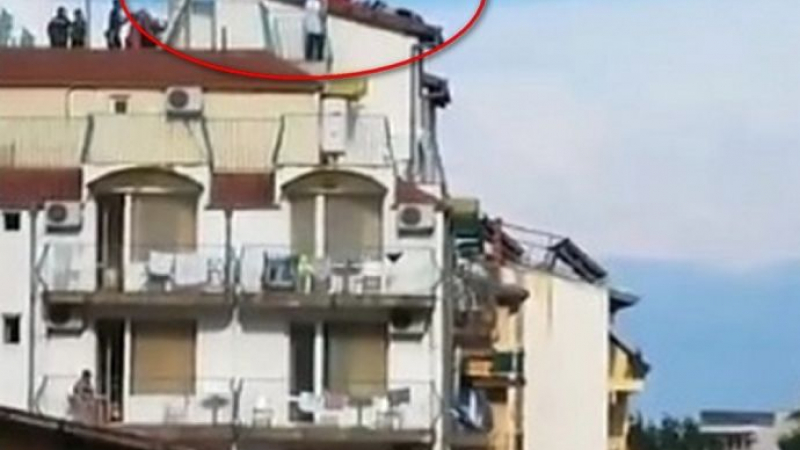 Зулумите на туристите по морето започнаха! Мъж се качи на покрива на хотел в Приморско в... (СНИМКА)