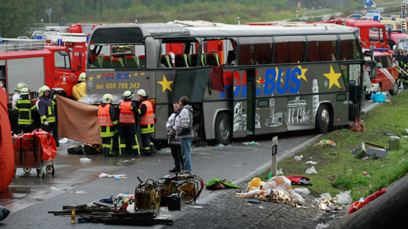  Ужас! Автобус с деца се удари в линейка, пострадалите са най-малко 46 