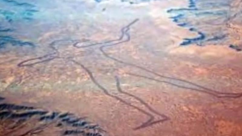 Една от най-големите загадки в Австралия! Всички се чудят как се е появила тази огромна фигура на мъж в пустинята (ВИДЕО)